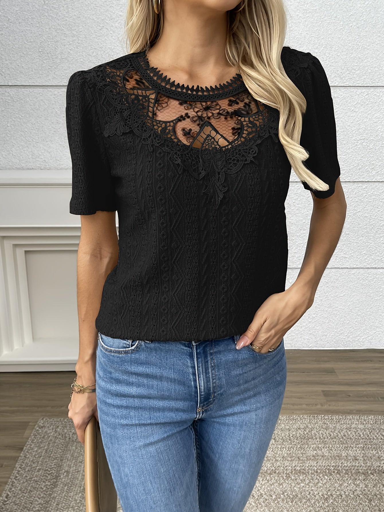 Chemisier à col ras du cou - détails en dentelle et manches courtes