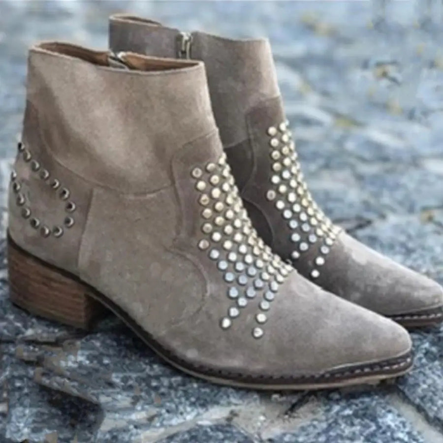Botins de Bico Pontiagudo e Adornos