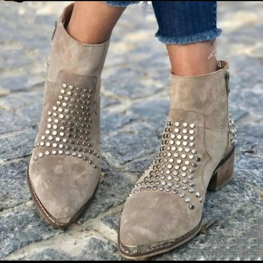 Botins de Bico Pontiagudo e Adornos