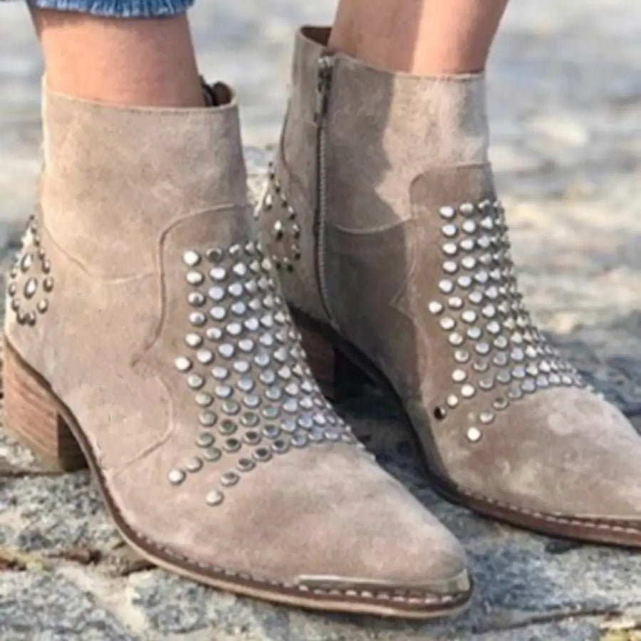 Botins de Bico Pontiagudo e Adornos
