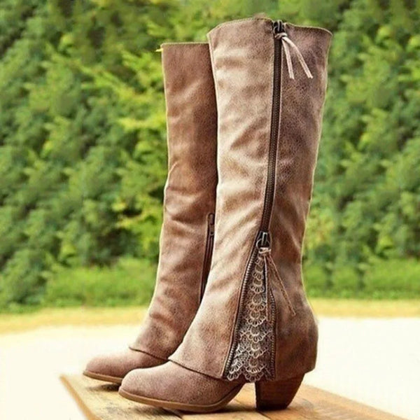 Botas Altas com Reverso e Detalhe em Renda