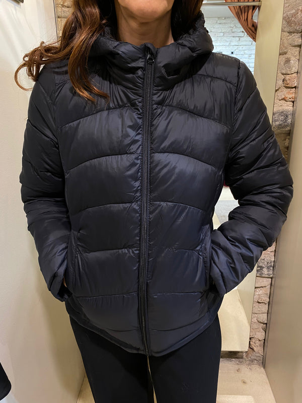 Chaqueta acolchada con capucha de corte regular