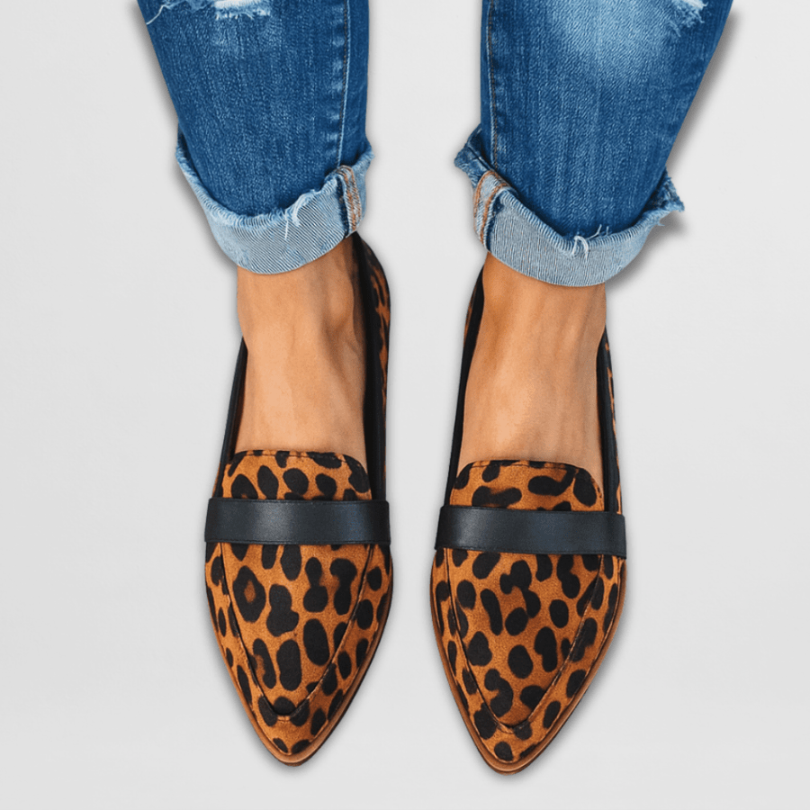 Mocassins de Bico Fino e Detalhe Clássico