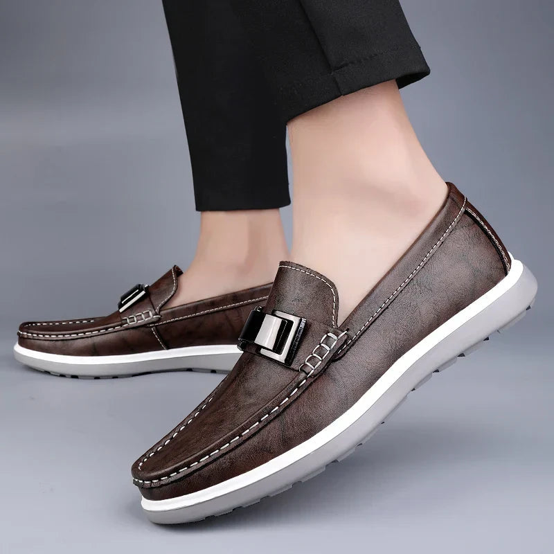 Mocassins homme — détail de la boucle de prestige