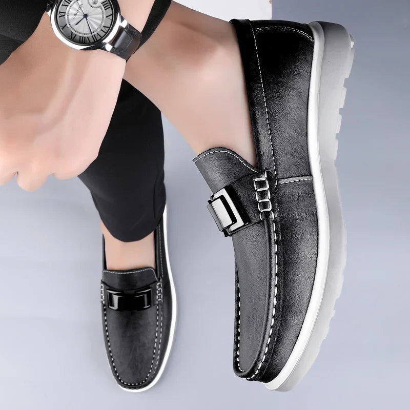 Mocassins homme — gros plan de la couture visible authentique