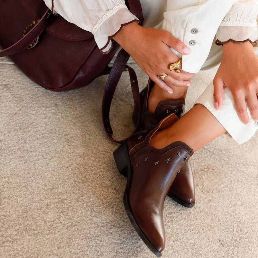 Botas Western com Detalhes de Tachas