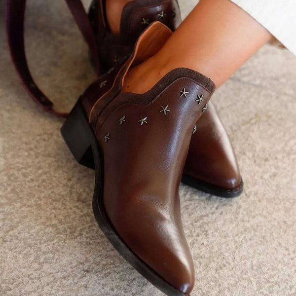 Botas Western com Detalhes de Tachas