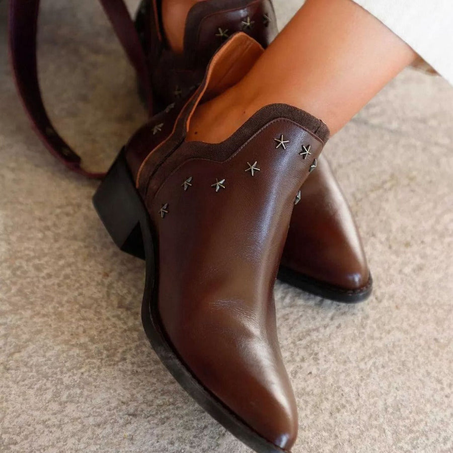 Botas Western com Detalhes de Tachas