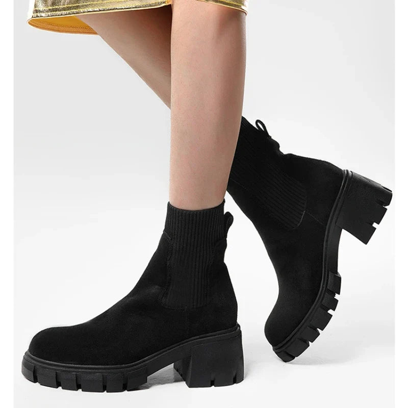 Botas Chelsea com Sola Tratorada