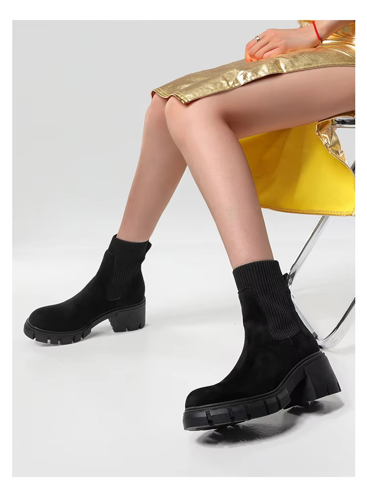 Botas Chelsea com Sola Tratorada