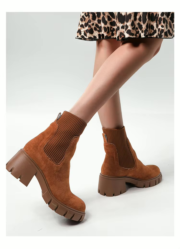 Botas Chelsea com Sola Tratorada