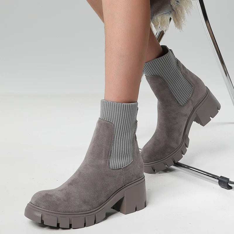 Botas Chelsea com Sola Tratorada