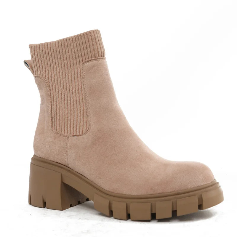 Botas Chelsea com Sola Tratorada