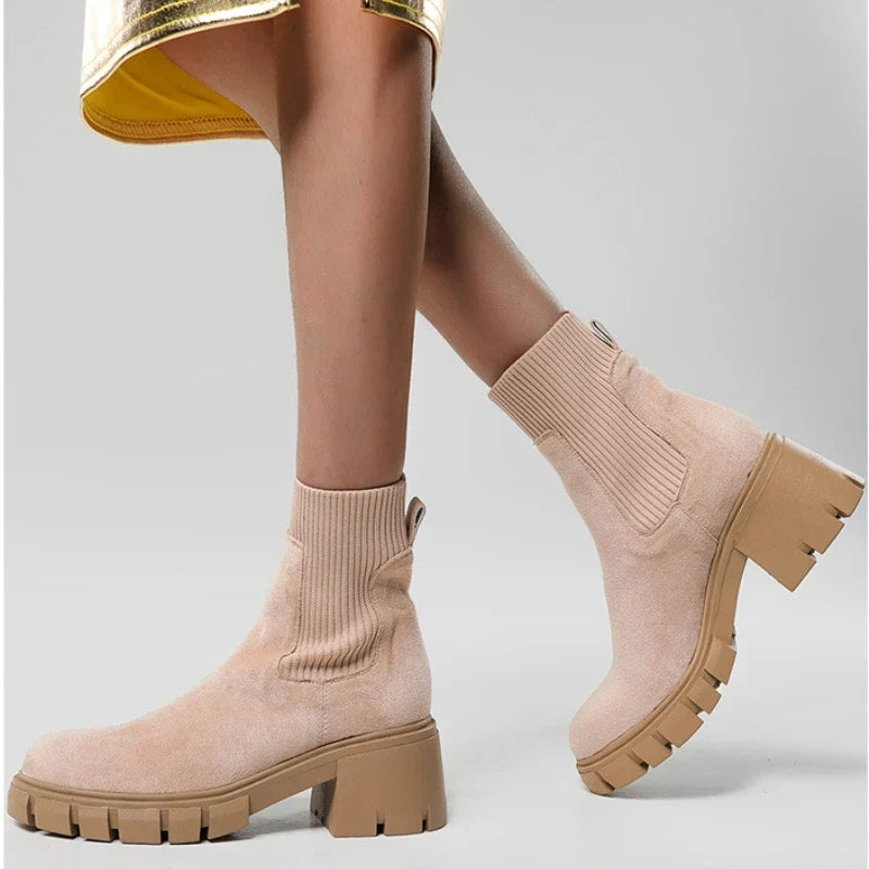 Botas Chelsea com Sola Tratorada