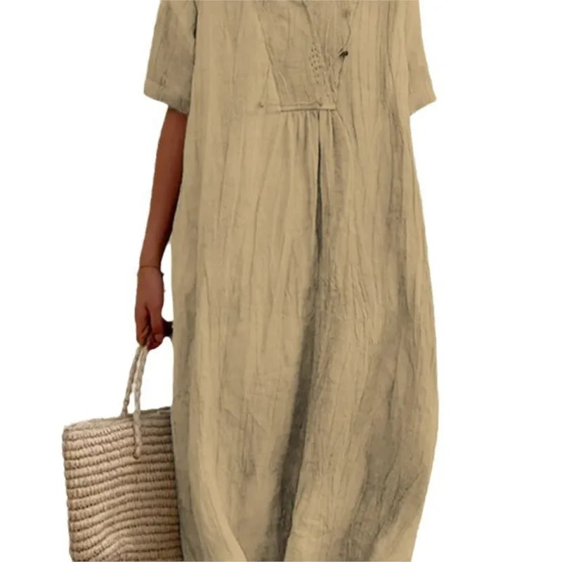 Robe maxi fluide texturée — détail du col et de l'encolure