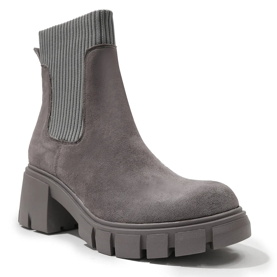 Botas Chelsea com Sola Tratorada
