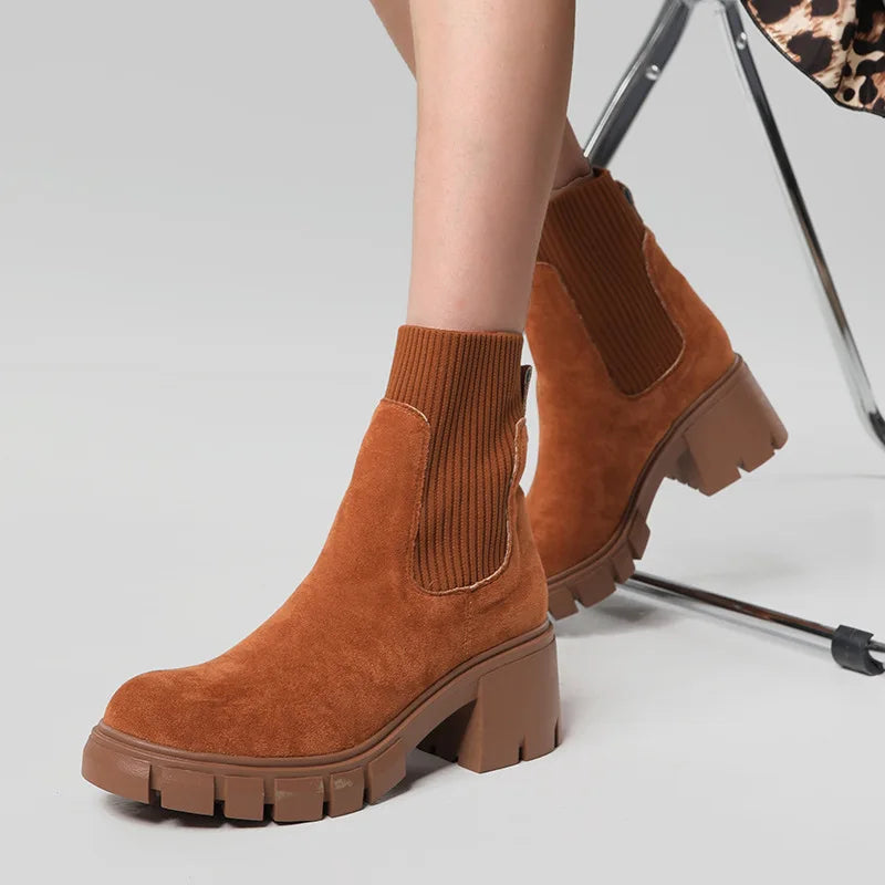Botas Chelsea com Sola Tratorada