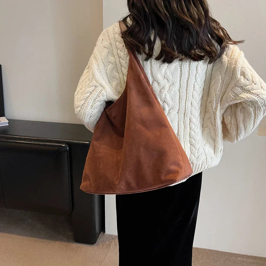 Sac JADY — détail de la texture en daim luxueux