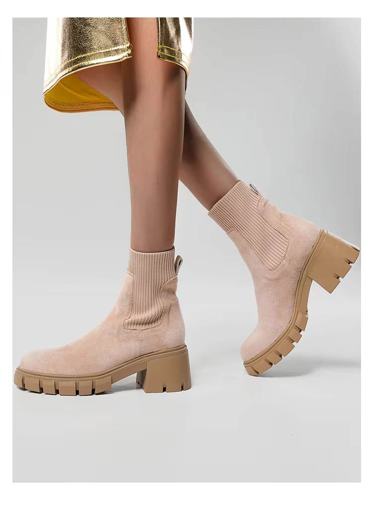 Botas Chelsea com Sola Tratorada