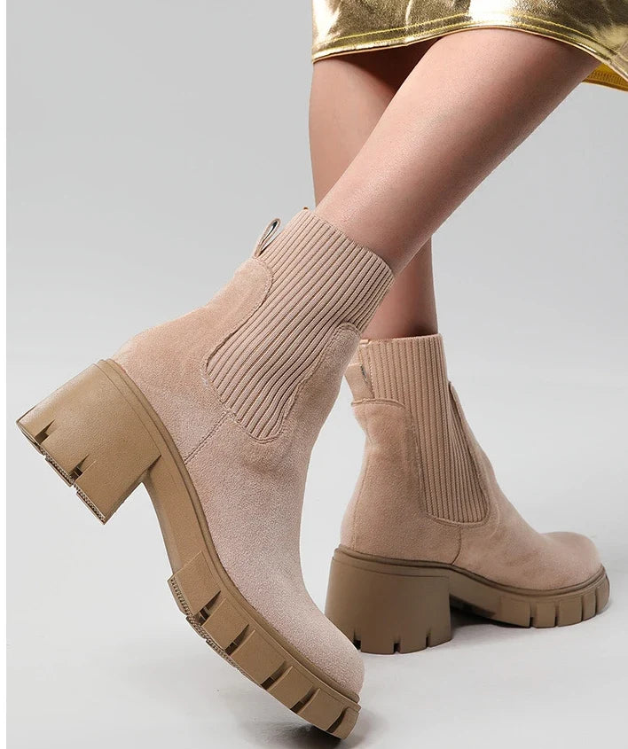 Botas Chelsea com Sola Tratorada