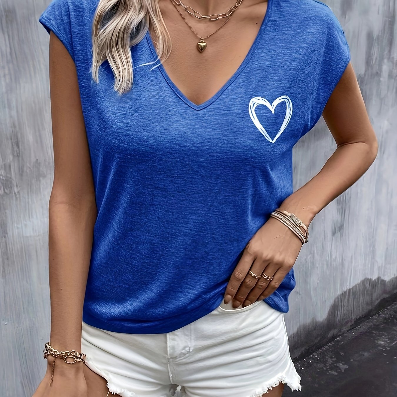 T-shirt avec impression de cœur - Col en V et manches courtes pour plus de commodité