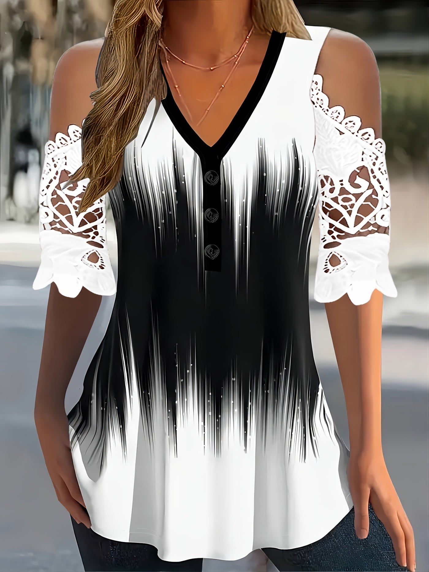 T-shirt à col en V - Insertion de dentelle et manches courtes