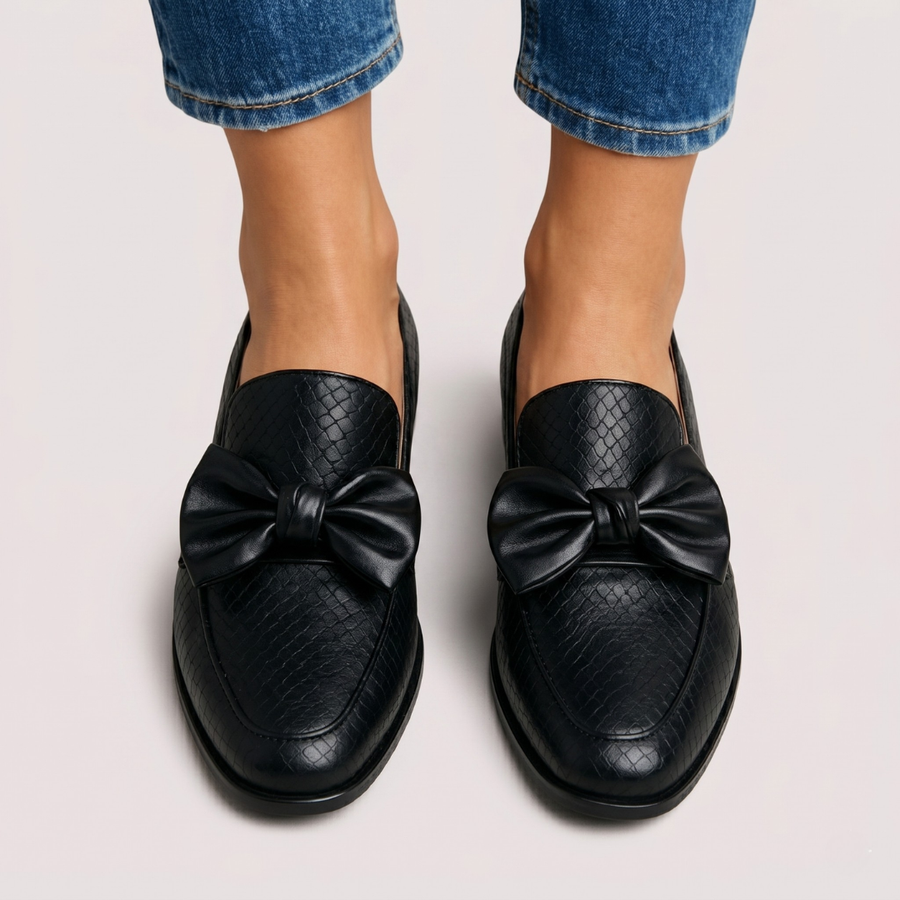Chaussons Mocassins — détail du nœud oversized et de la texture