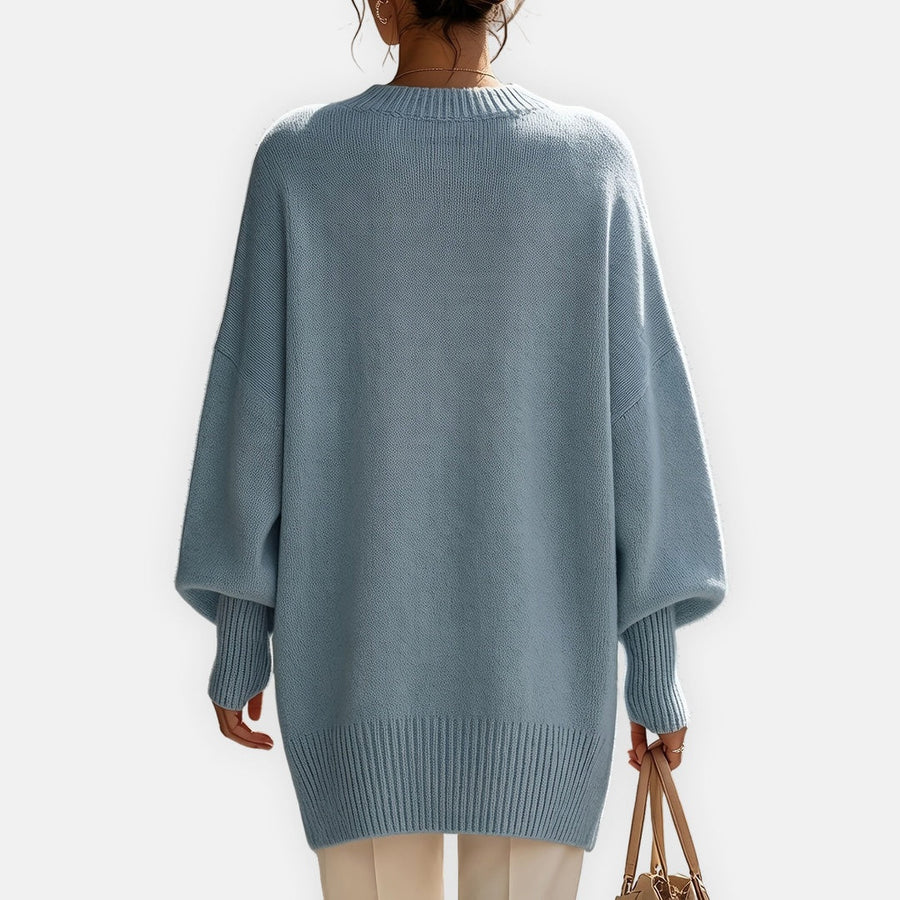 Pull Adrienne bleu — vue de dos, détail de l'ourlet asymétrique en pointe