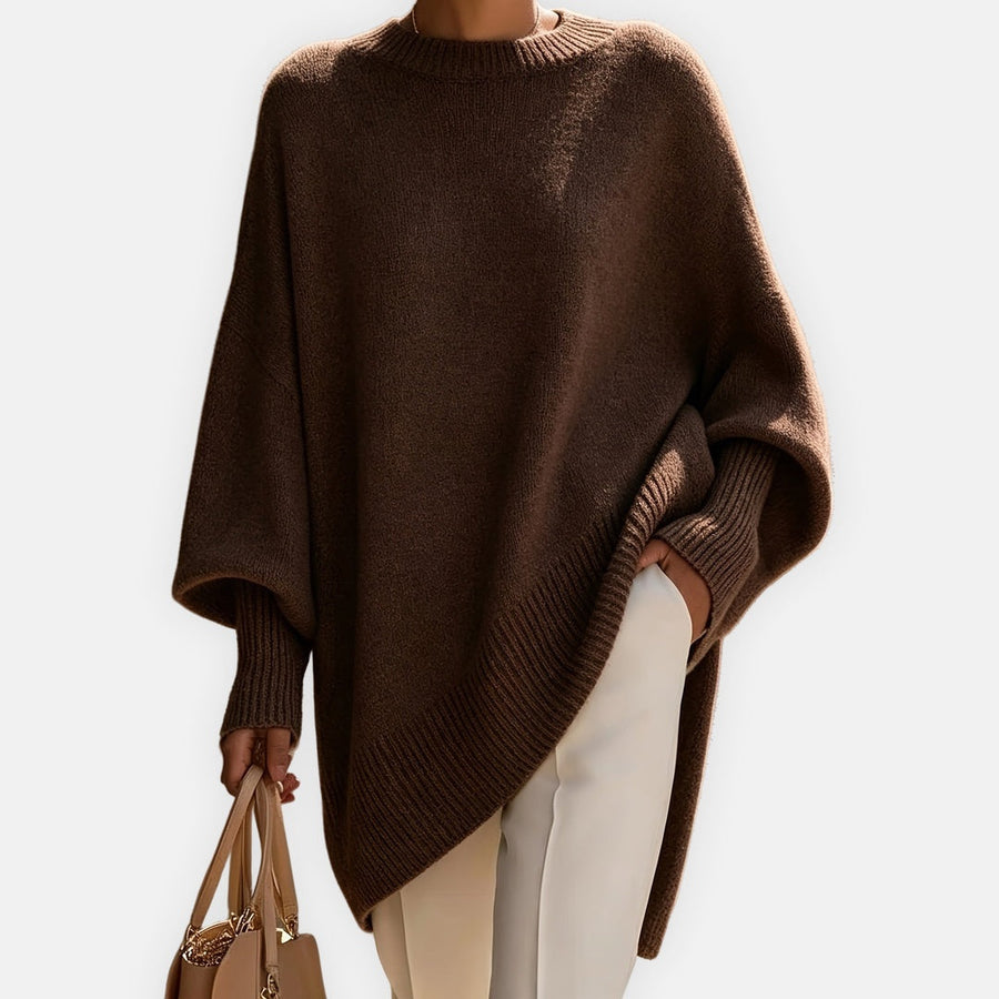 Pull Adrienne marron — vue de face, détail du col montant et coupe oversize