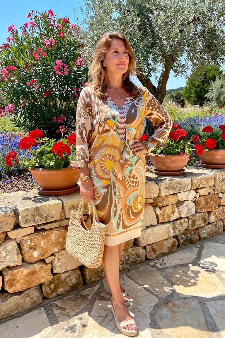 Robe Imprimée Élégante Col en V - Couture Intemporelle — Marron (Stock limité) — Estée Paris