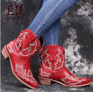Botins de Salto Grosso e Bordados