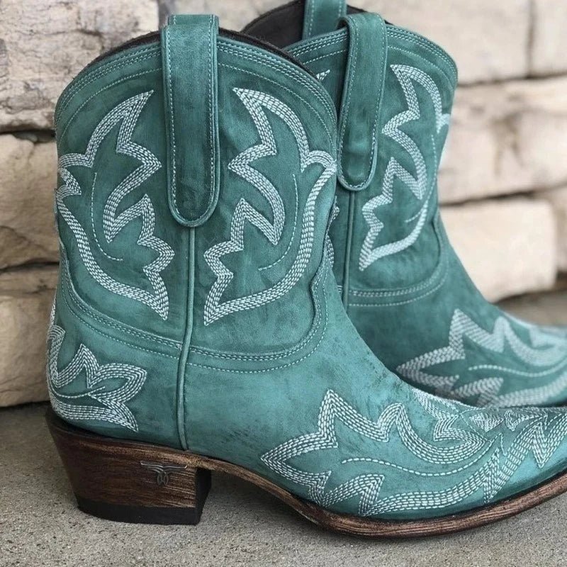 Botins de Salto Grosso e Bordados
