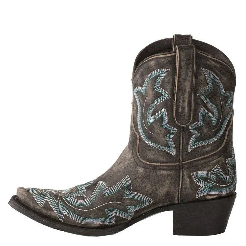 Botins de Salto Grosso e Bordados