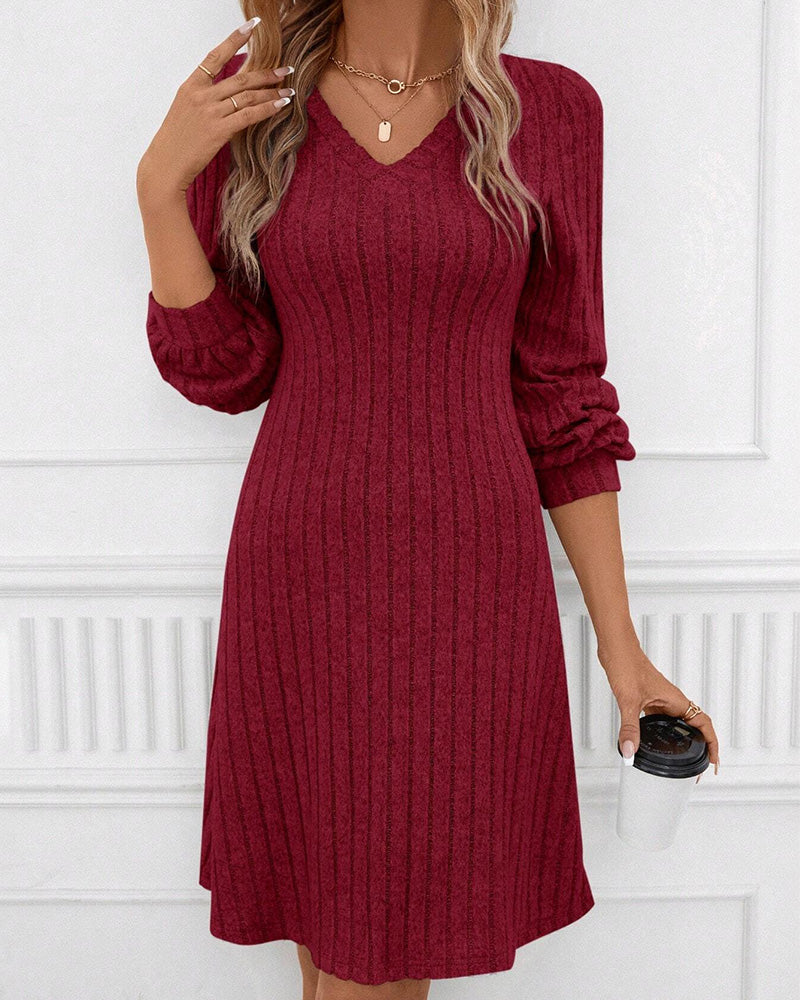 Robe unie en côtes avec encolure en V