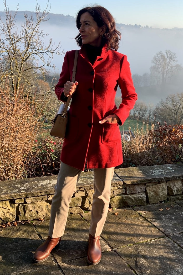 Manteau Élégant Coupe Structurée — Rouge — Esteé Paris