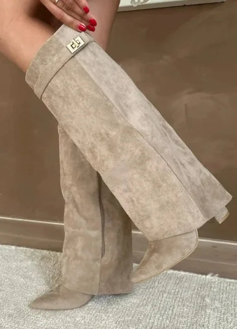 Botas Altas com Fivela Metálica