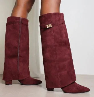 Botas Altas com Fivela Metálica