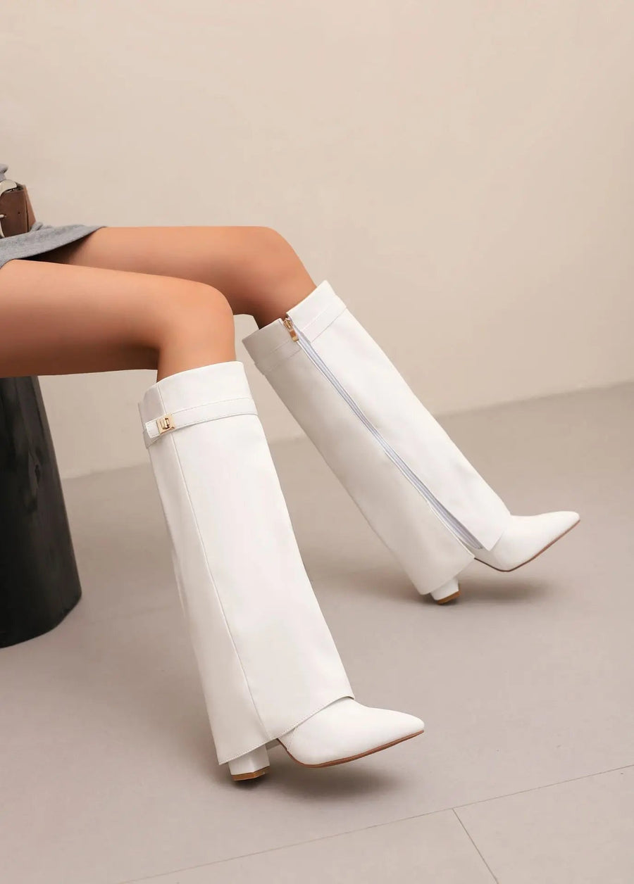 Botas Altas com Fivela Metálica