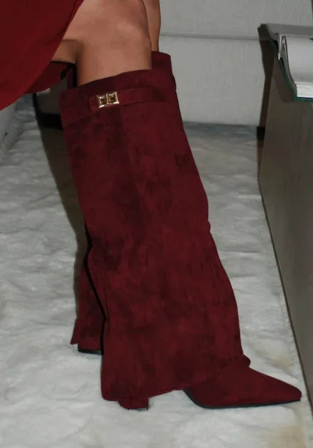 Botas Altas com Fivela Metálica