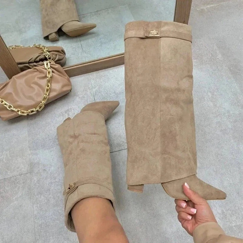 Botas Altas com Fivela Metálica