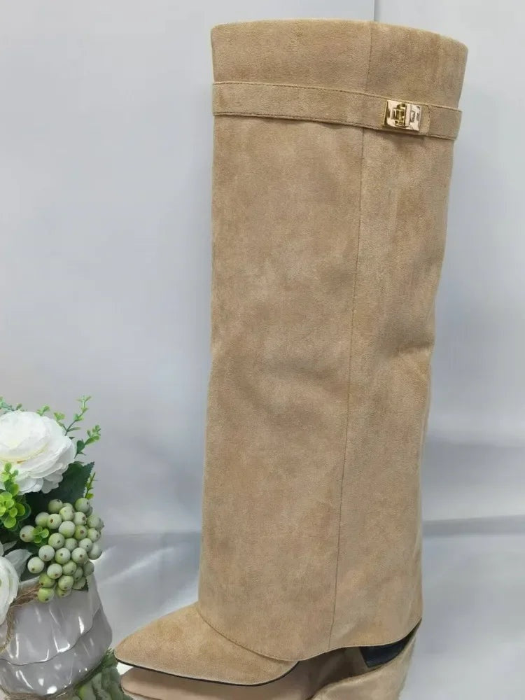 Botas Altas com Fivela Metálica
