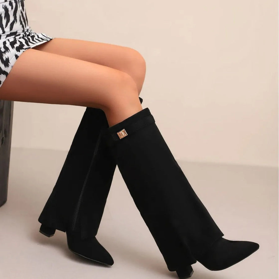 Botas Altas com Fivela Metálica