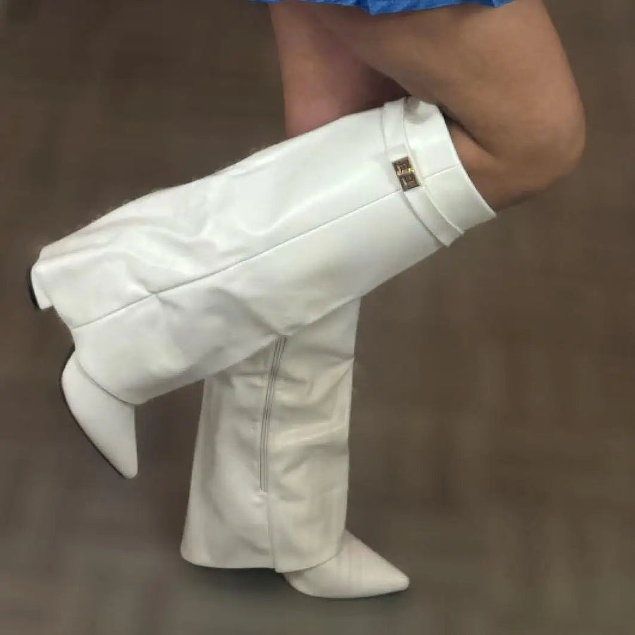 Botas Altas com Fivela Metálica