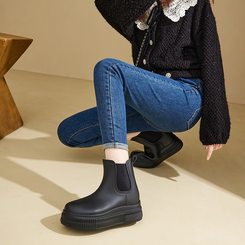 Botins Chelsea com Salto Bloco e Sola Tratorada
