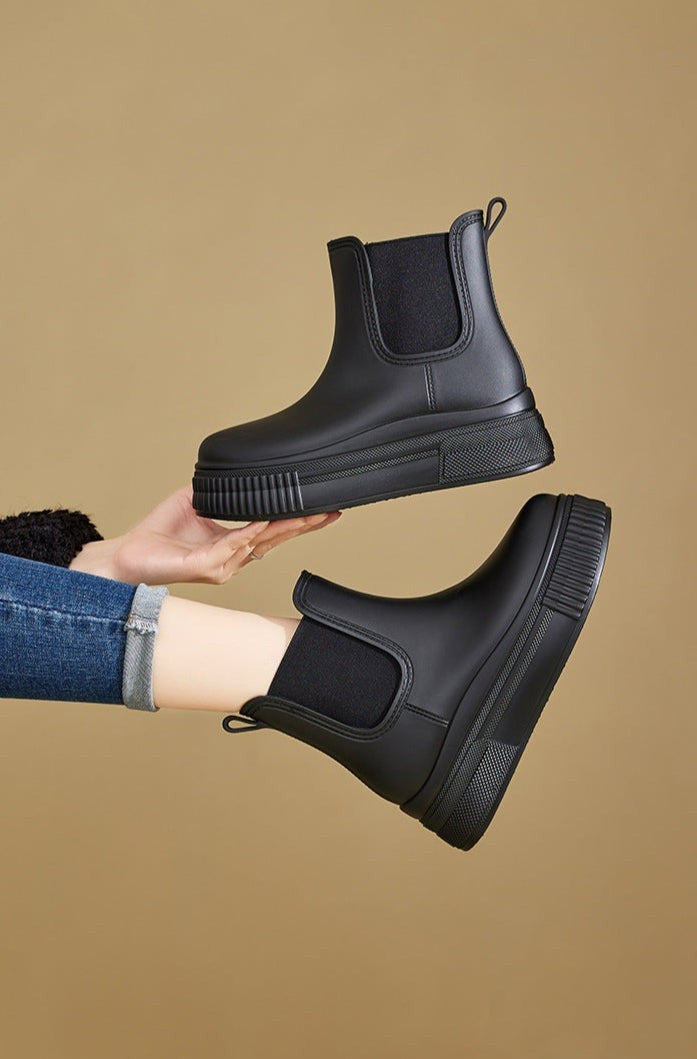 Botins Chelsea com Salto Bloco e Sola Tratorada