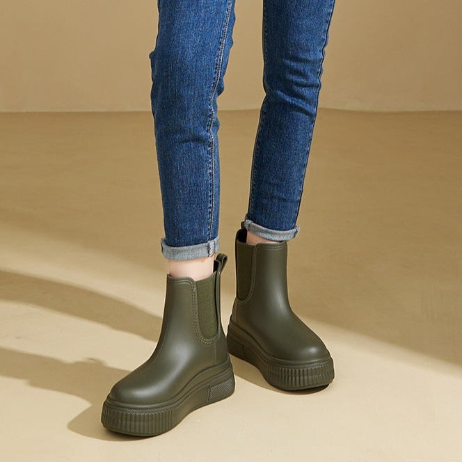 Botins Chelsea com Salto Bloco e Sola Tratorada