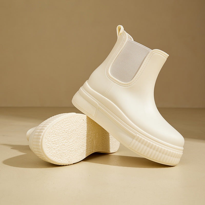 Botins Chelsea com Salto Bloco e Sola Tratorada
