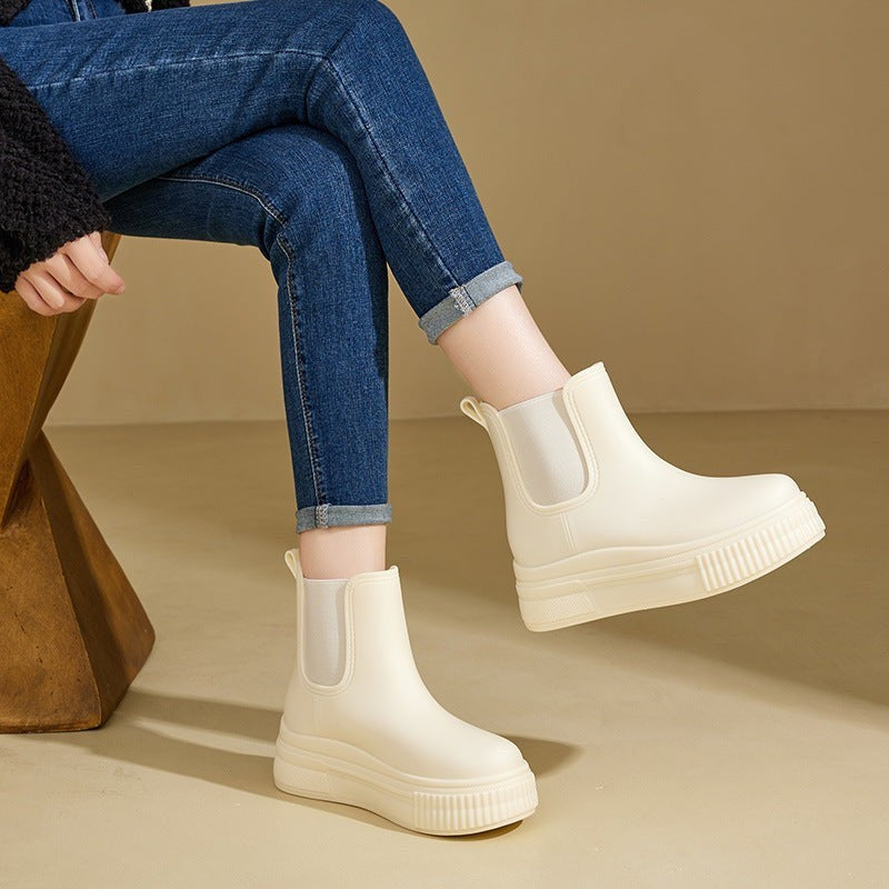 Botins Chelsea com Salto Bloco e Sola Tratorada