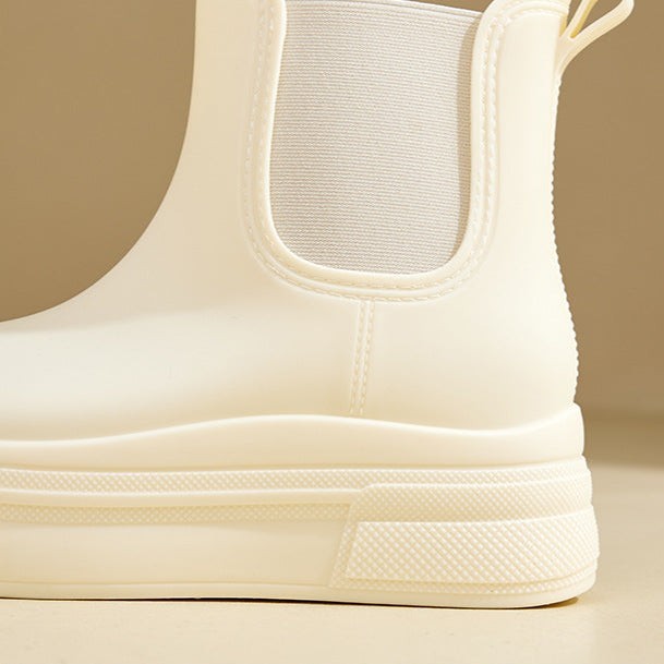 Botins Chelsea com Salto Bloco e Sola Tratorada