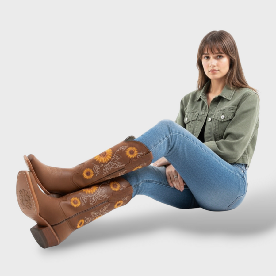 Botas de Cano Médio com Bordados e Salto Quadrado